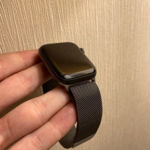Apple Watch SE GPS, 44mm Space Gray Aluminum Case with Graphite Milanese Loop